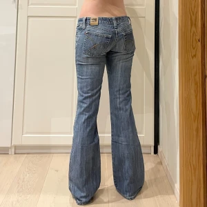 Lågmidjade bootcut jeans💕 - Midja 37x2 cm, gren 19 cm och innerben 83 cm💕Jae 169 o xs-s för referens. Saknar storleksmärkning så skulle gissa på att dessa sitter som en xxs-xs men det är måtten som gäller!!