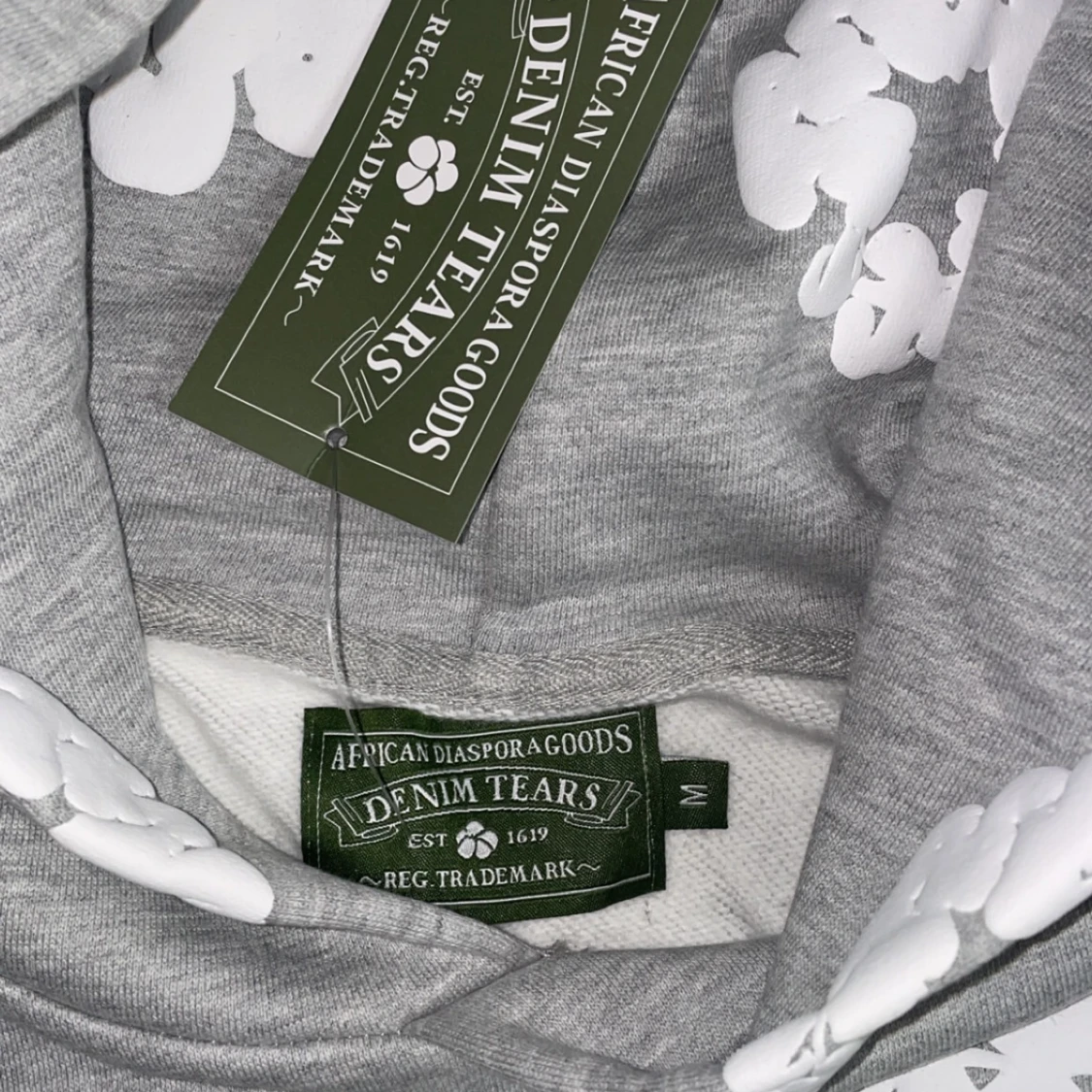 Grå hoodie med blommönster från Denim Tears - 1