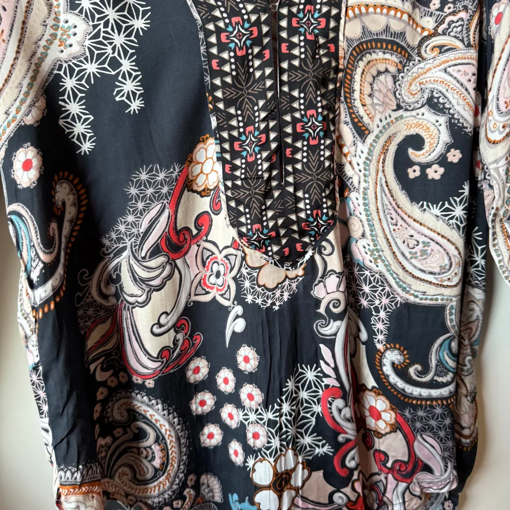 Säljer en otroligt vacker svart blus med ett detaljerat mönster i olika färger. Från märket Odd Molly i storlek 0 som enligt deras storleksguide motsvarar en XS. Men är rymlig i storlek. Mycket fint skick, jag hittar inga synliga anmärkningar eller defekter. . Puserot.