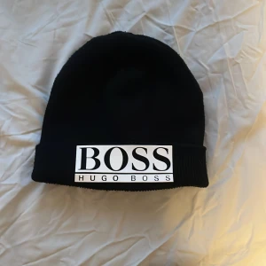 Hugo boss mössa - Svart Hugo boss mössa, har haft den i 2-3 år nu har tröttnat på mössan. Kvalitet 9/10 inga större skador. Ny pris 1300kr, Priset går att diskutera!!