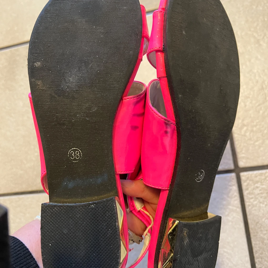 Rosa sandaler med gulddetaljer från QKiss - 4