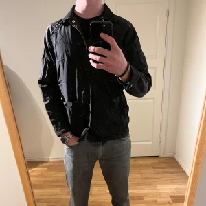 These Glory Days Overshirt  - Säljer denna sjukt snygga Overshirten från These Glory Days⭐️ Färgen är svart och storleken är M⭐️Jackan har inga defekter och skicket är utomordentligt🙌🤝 Sjukt najs passform och material också⭐️🙌 Tveka inte på att höra av er dig vid minsta fråga eller fundering😊 