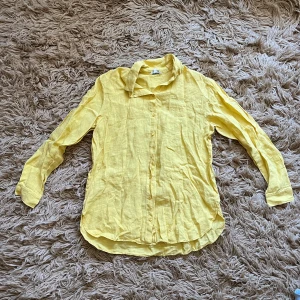 Gul långärmad skjorta i 100% linne - Gul långärmad skjorta i 100% linne. Använd 1 gång