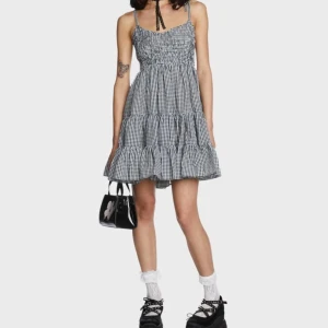 Rutig babydollklänning  - Two Step Dance Mini Dress (Märke: Mable), köpt på Dollskill för ca 717 kr + frakt och är för tillfället slutsåld. Rutig babydoll klänning med knytband som axelband. Sparsamt använd. Mycket fint skick. Storlek S.