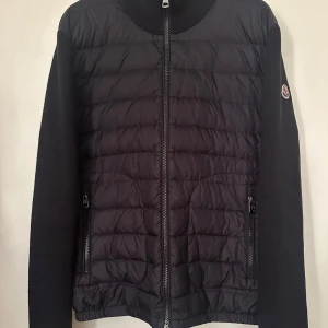 Moncler  - Moncler cardigan svart. Storlek L. Skick 9/10. Pris 4590kr.