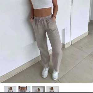 Beige linnebyxor - Snygga beige linnebyxor från Design by si med en avslappnad passform och elastisk midja. Perfekta för en bekväm och stilren look. Knappt använda, i storlek S med extra långa ben.