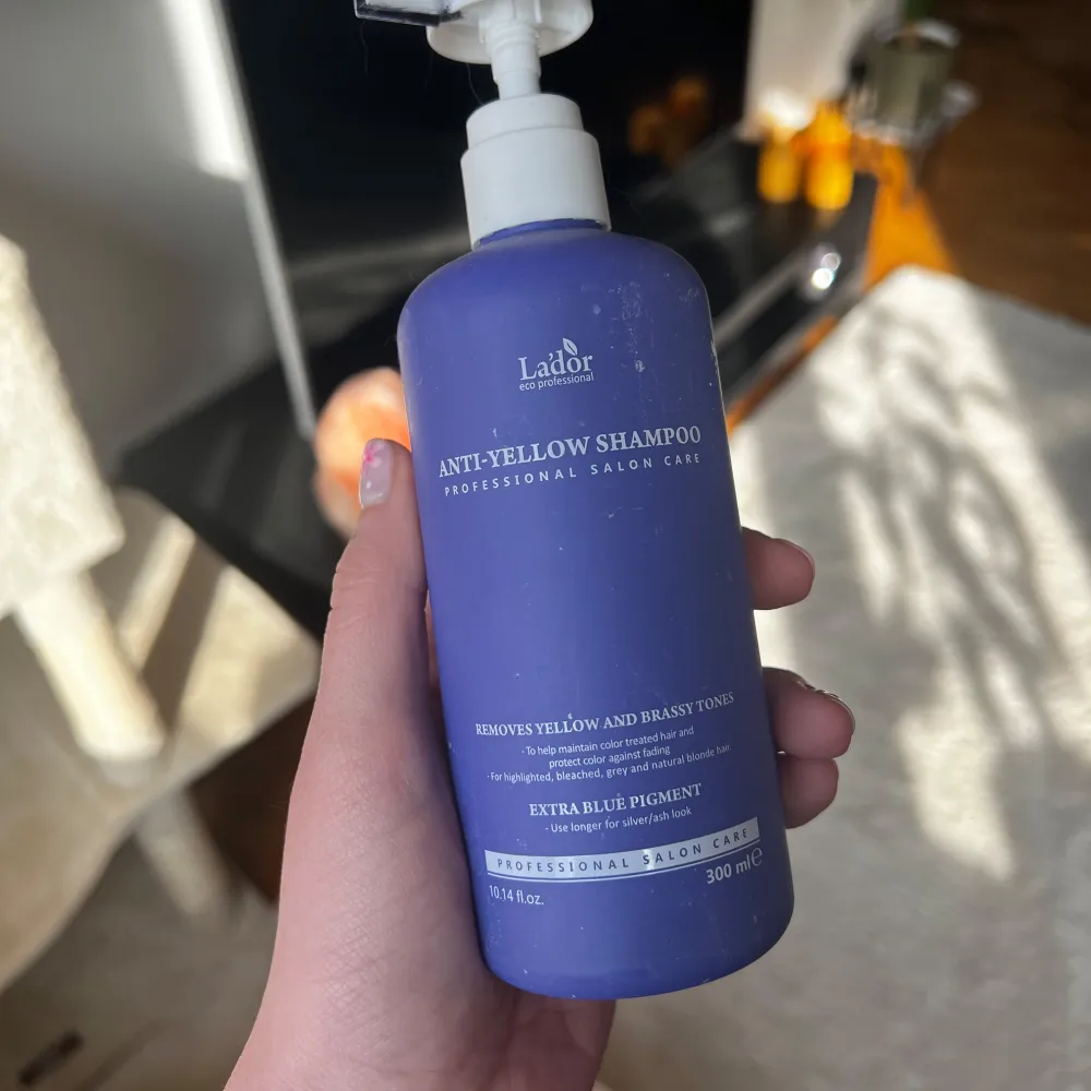 Använd 1 gång. Anti-Yellow Shampoo från Lador med extra blå pigment för att ta bort gula och mässingsfärgade toner. Perfekt för blont, grått, brunt och naturligt hår. Professionell salongsvård i en praktisk pumpflaska på 300 ml.. Beauty.