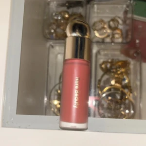 Flytande rouge från Rare Beauty - Jag köpte denna i somras (kan visas kvitto) men har knappt använt då färgen inte passar mig, färgen är WORTH jag skulle gärna vilja sälja den för att senare köpa en annan. Priset går inte att diskuteras, priset jag skrev är det absolut billigaste jag kan sälja den för. 