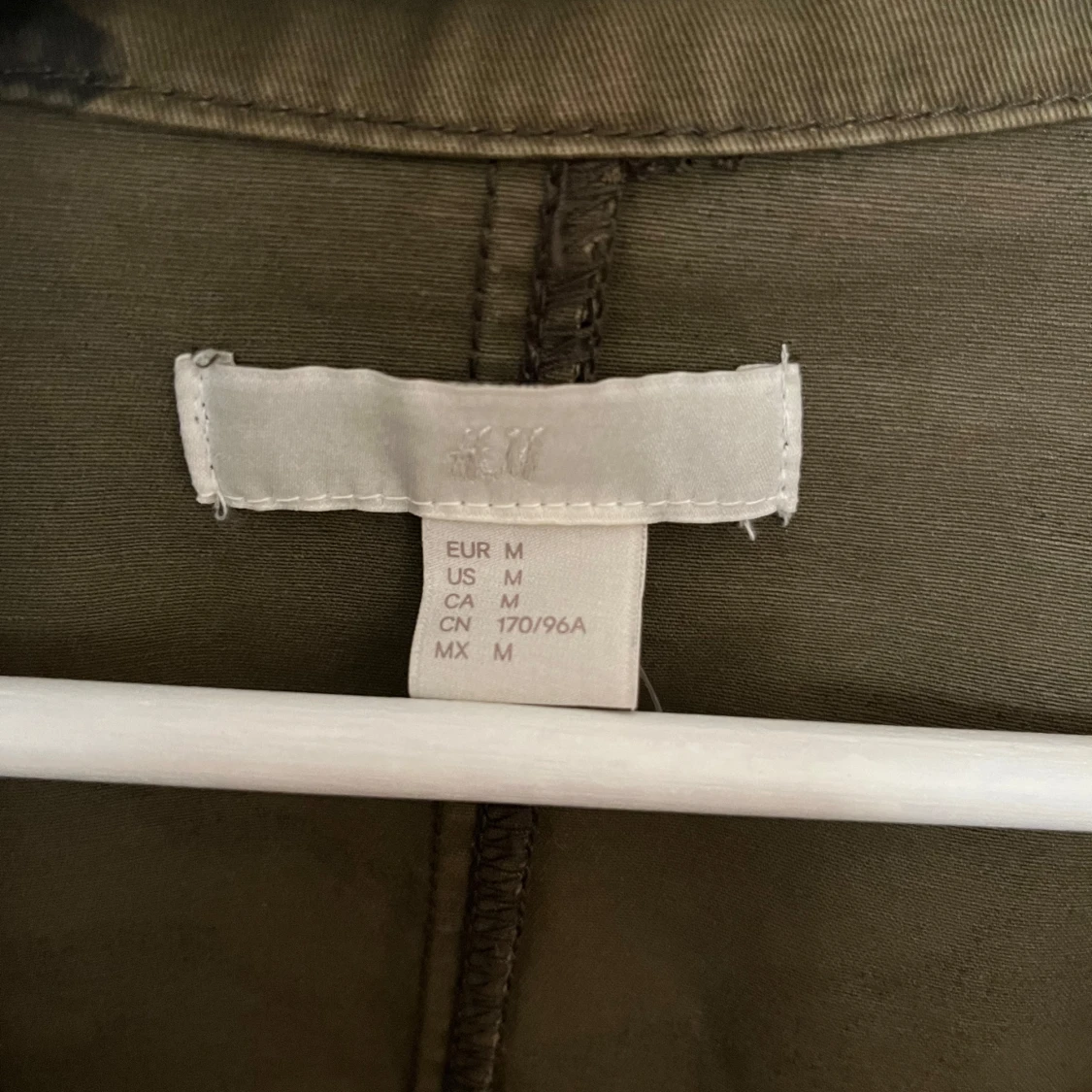 Camouflagejacka med pärldetaljer - 4