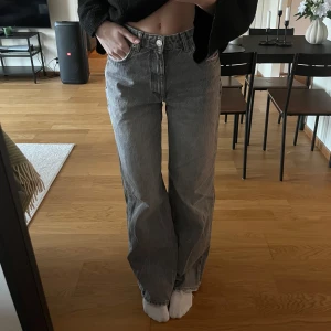 Gråa jeans - Säljer mina super snygga midwaist jeans i grått från Zara! Använda vid fåtal tillfällen och har tyvärr blivit för små!