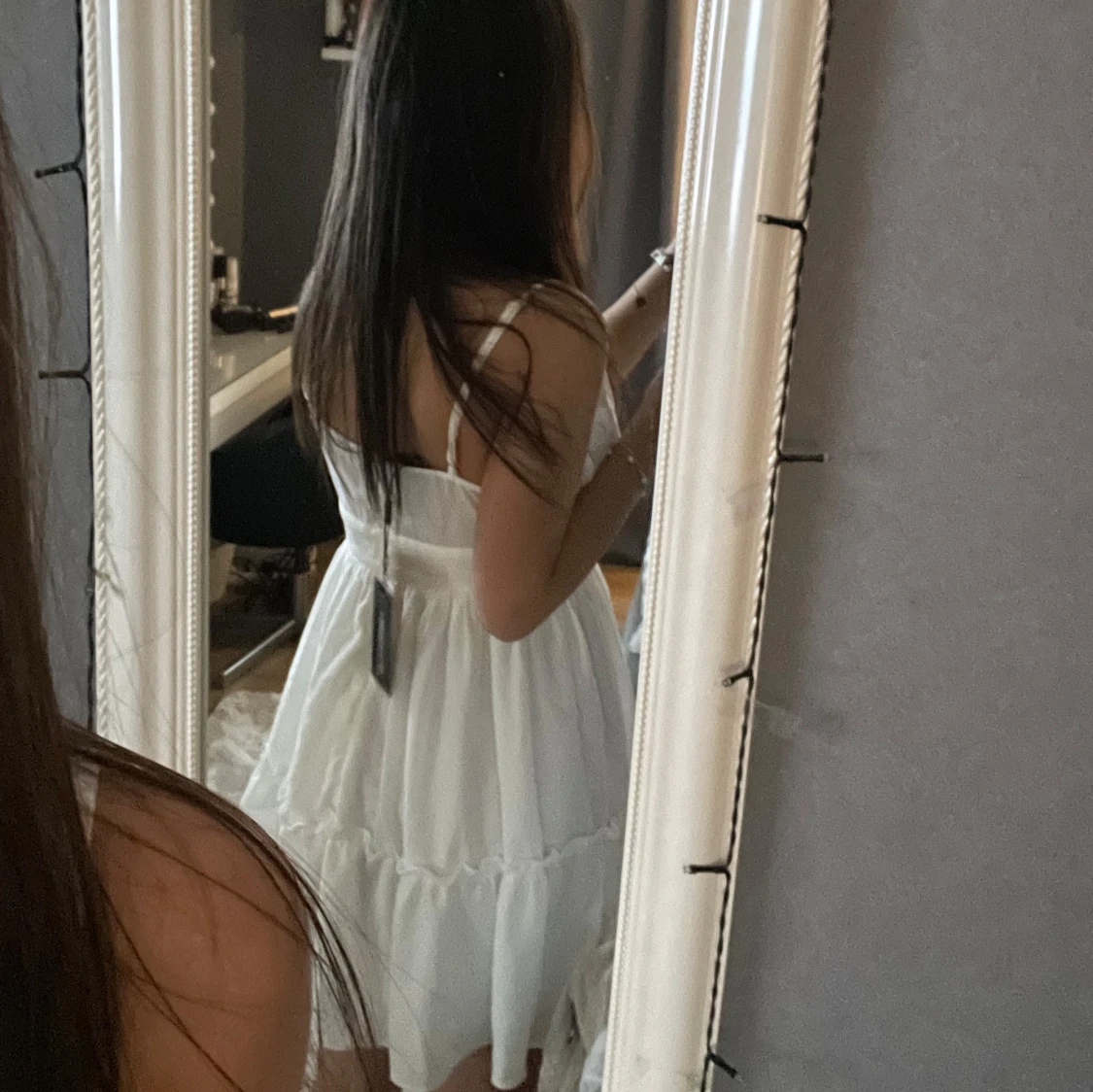 Vit kortklänning med volangdetaljer - 1