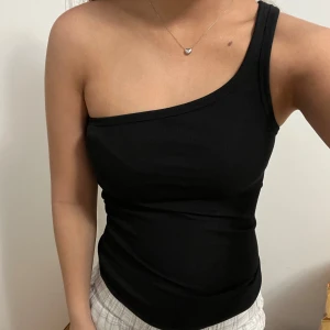 ribbad one shoulder topp - Märke: Weekday  Skick: Mycket bra, använd en gång  Storlek: XS (funkar även om man bär S)   (Lagt ut på annan app också så skriv gärna innan bara för att vara på den säkra sidan!) 