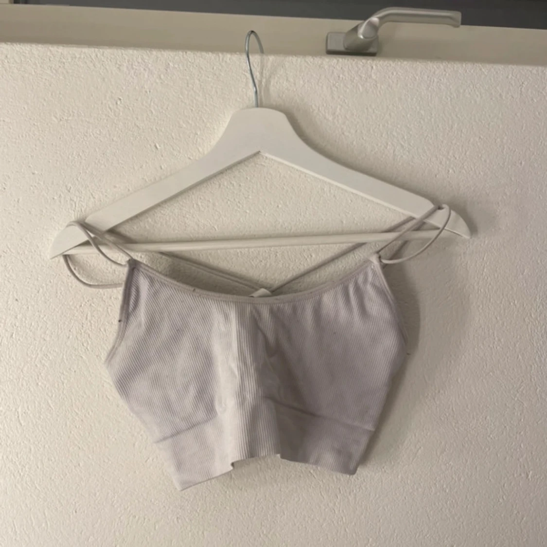 Vit ribbad croppad linnetopp