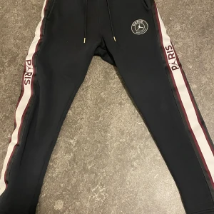 Jordan X Psg byxor - Ett par jätte sköna mjukisbyxor med en stilig look. storlek Xs men passar S. För mer bilder/info kontakta mig🤩