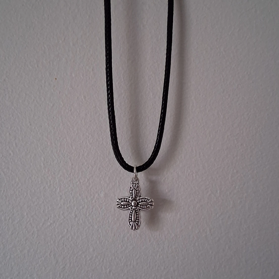 Silverfärgat korshalsband - 4