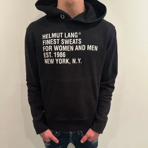Helmut Lang hoodie - Tjena, säljer nu denna riktigt snygga Helmut Lang hoodie i storlek L men passar mer som M! Skicket är 9/10 och nypris runt 4500kr! Vid minsta lilla fundering så är det bara att höra av sig