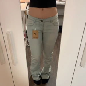 Ljusblå bootcut jeans  - Snygga ljusblå bootcut jeans från Desires. De är lågmidhade och ny skick! Köpte på Vinted med lappar och allt är kvar så dom är oanvända. 