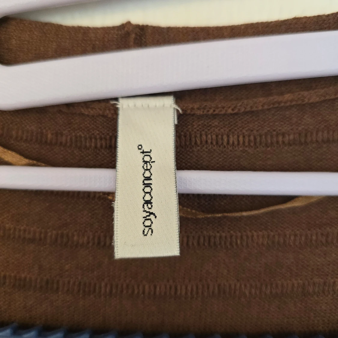 Brun ribbad kofta från Soyaconcept - 2