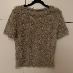 Beige topp - Säljer en unik beige topp från Zara. Sparsamt använd
