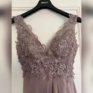 Finklänning - Säljer en jättefin klänning i storlek S eftersom att den tråkigt nog visade sig vara lite för liten för mig. Den är dimrosa i färgen, i nyskick och har en supersnygg slits. Använd 1 gång tidigare. Skicka iväg ett meddelande om du vill se fler bilder! ☺️