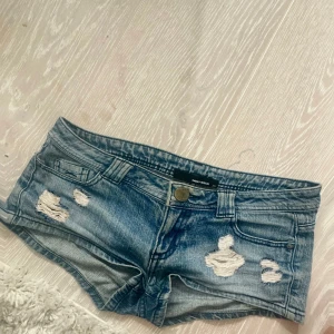 Blå jeansshorts med slitningar - Säljer dessa skit snygga jeanse shorts i xs/34💖🙏 perfekt för sommaren💕 förra ägarens bilder