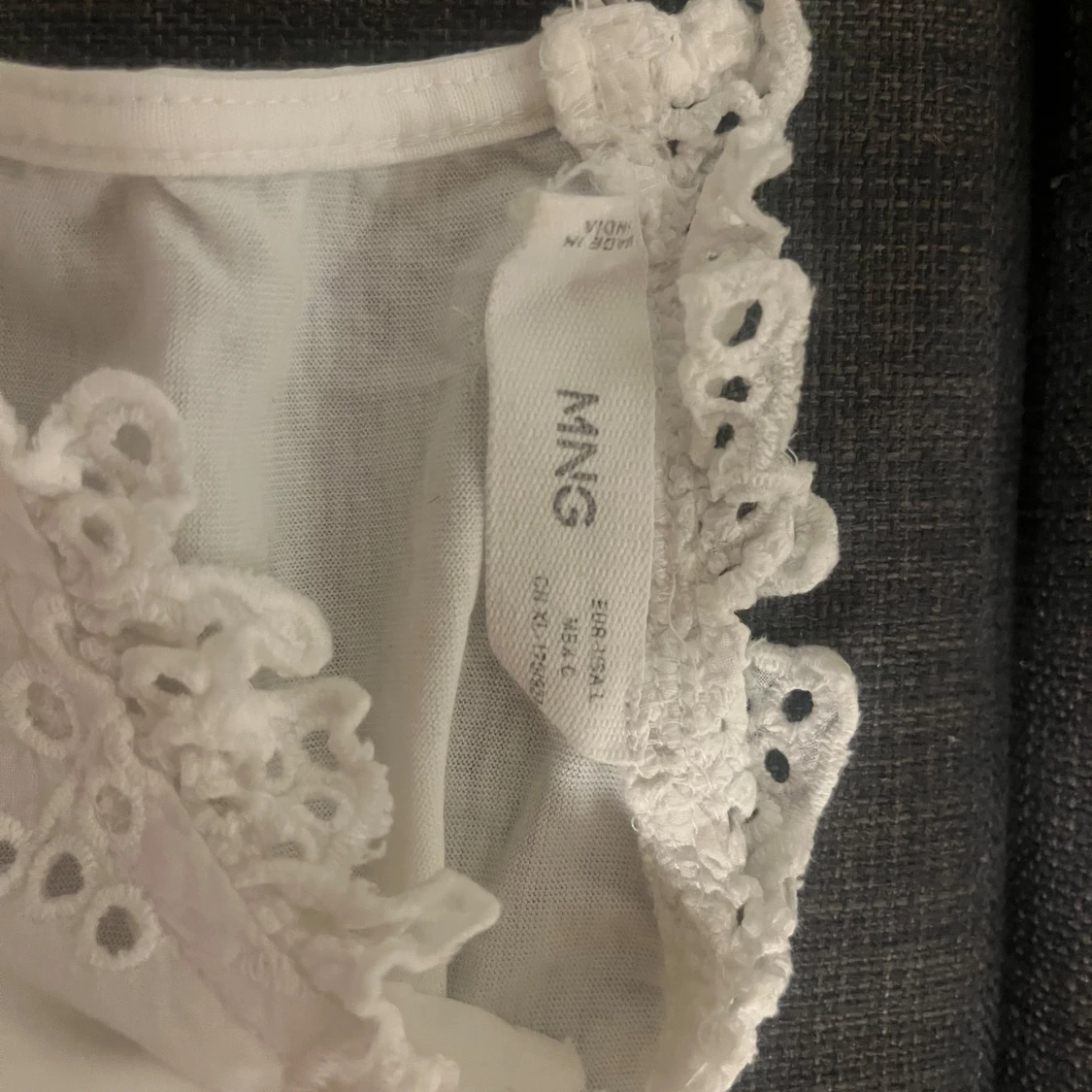 Vit blus med spetsdetaljer - 4