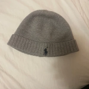 Grå mössa från Polo Ralph Lauren - En ralph lauren mössa som är grå, ganska liten i storlek. Inte använd speciellt mycket👍 