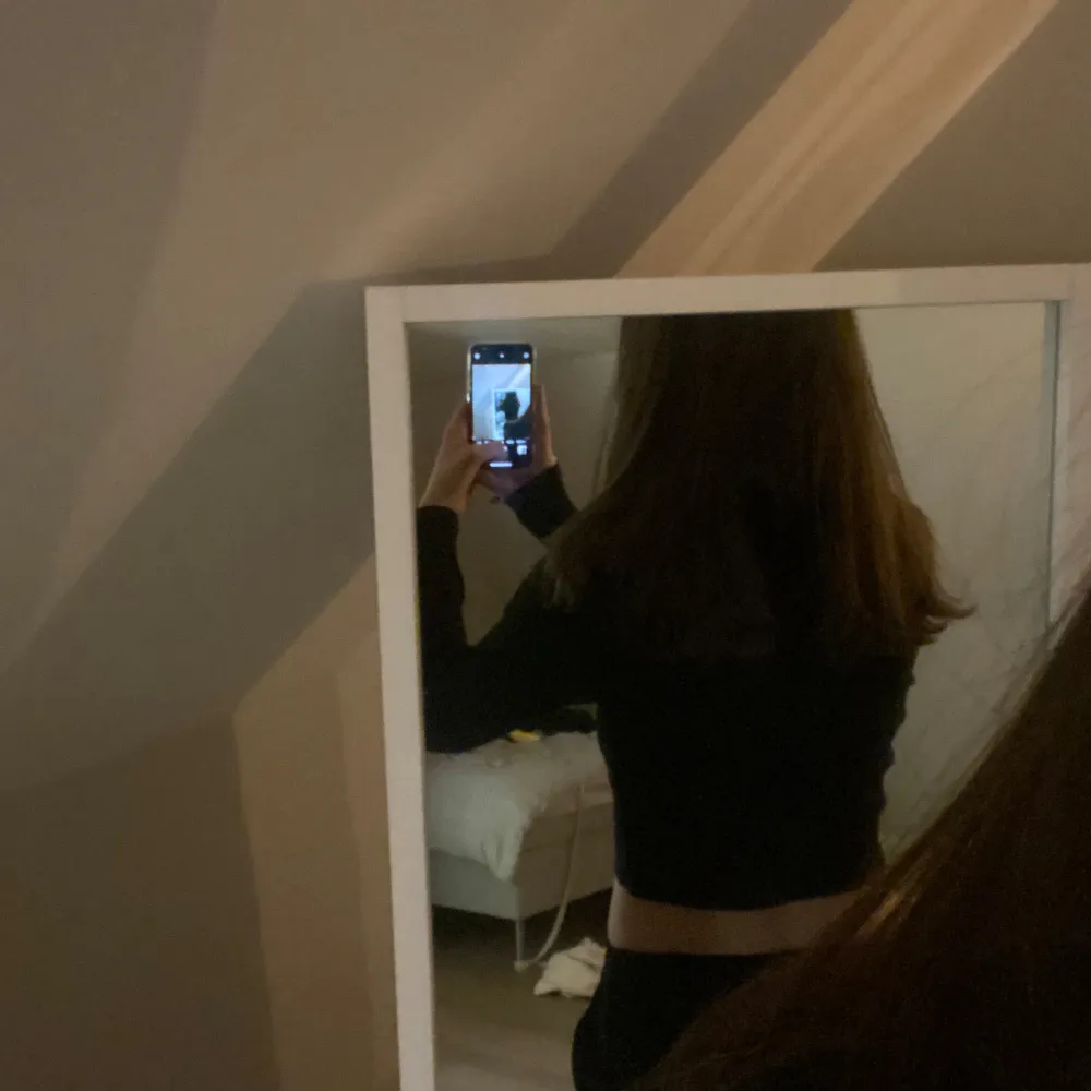 Säljer en stilren svart croppad topp med långa ärmar. Perfekt för en trendig look. Passar bra till både jeans och kjol.. Yläosat.