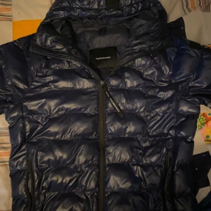 Peak Performance mörkblå vinter/vårjacka - Säljer en snygg mörkblå pufferjacka från Peak Performance. Jackan är i bra skick med mer eller mindre inga tecken på användning. Snyggfärg och passform. Storlek M.