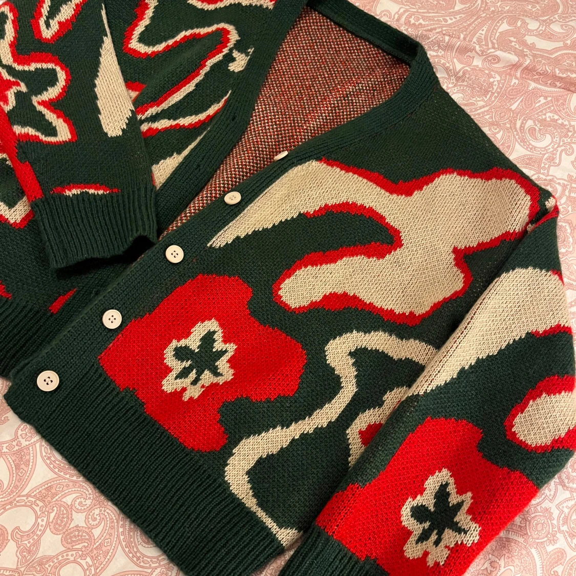 Mönstrad kofta i grönt och rött