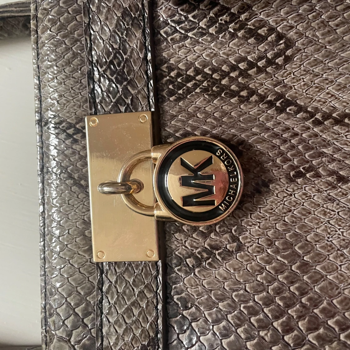  Michael Kors ormskinnsmönstrad handväska - 1