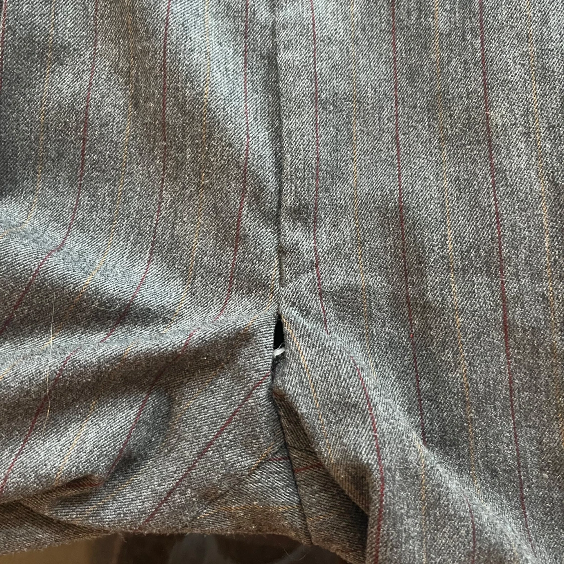 Grå randiga kostymbyxor - 1