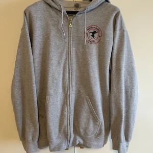 Vintage Zip-hoodie - Vintage Zip Hoodie i bra skick. Modell på bilden är 186cm