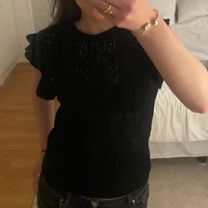 Blus   - Snygg svart spetsblus med korta ärmar och ett detaljerat mönster. Oanvänd💕 