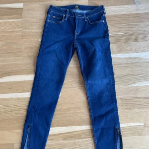 Blå lee jeans Scarlett Cropped - Snygga blå jeans med en croppad stil och dragkedjor vid bensluten. 