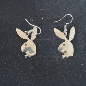 Y2k playboy örhängen - Snygga playboy örhängen med en krok för enkel hängning