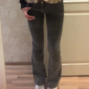 Grå bootcut low waist jeans - Snygga grå bootcut jeans med en klassisk femficksdesign. De har en knapp- och dragkedjestängning framtill och är perfekta för en avslappnad stil. Passar bra med sneakers. Jag är 174cm💕