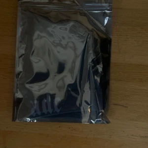 Grå mössa från Cascade - Snygg grå mössa från Cascade med tryckt text i vitt. Perfekt för att hålla värmen under kyliga dagar. Enkel och stilren design som passar till det mesta.