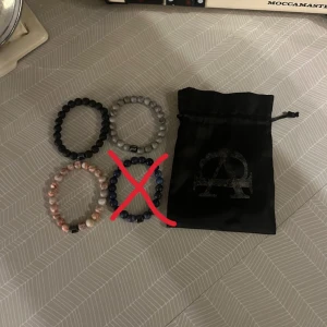 Tre pärlarmband med påse - Säljer fyra stilrena pärlarmband i olika färger: svart, grå, röd/vit och blå från allcapone. Armbanden kommer med en praktisk svart påse för förvaring. Perfekta för att matcha med olika outfits. OBS en pärla på det gråa armbandet är halv. Fraktar så fort som möjligt, fråga om det är något ni undrar. En stilren påse från allcapone följer även med. Tveka inte att fråga om det är något ni undrar😁Blåa armbandet är sålt.