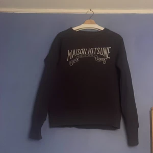 Maison Kitsune Tröja - Tjena! Säljer denna väldigt snygga Maison Kitsune tröja så jag inte använder den så mycket! Lite små slitningar men bra skick med tanke på åldern! Skriv om ni har frågor! Priset kan diskuteras vid snabb affär!