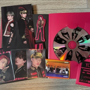 Ateez - Ateez album 'The World EP.1: Will'. Innehåller bok, CD, klistermärken, 1 kort och 3 Photocards på Mingi, San & Hongjoong!🤍