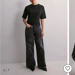 Vit och svart croppad topp med knyt - Säljer en stilren   svart croppad topp med knyt i ryggen. Toppen har korta ärmar och en enkel design som passar perfekt till jeans eller kjol. Perfekt för en avslappnad look. 175kr😇