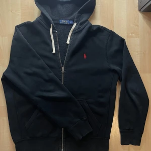 Ralph Lauren hoodie - Jag säljer en hoodie från Ralph Lauren, riktigt snygg och stilren. Går att matcha till väldigt mycket och i väldigt fint skick, 9/10. Skriv vid minsta fråga. Nypris ca 2000kr skriv vid frågor