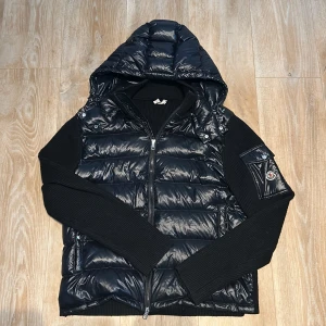 Moncler Cardigan med Luva - Hej, säljer en moncler cardigan i stl L-XL då den inte kommer till användning, finns inga defekter och perfekt till våren. Pris går att diskutera vid snabb affär🤩