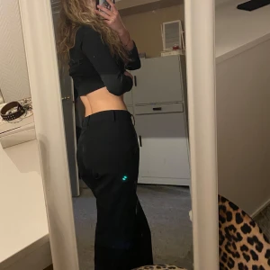 Svarta kostymbyxor - Snygga svarta kostymbyxor med rak passform. Perfekta för en stilren look.  Säljer pga att jag råkade köpa en stl för stor🫶🏼🩷