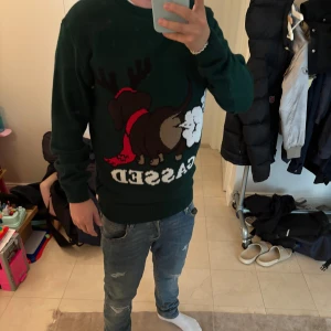 Stickad tröja - Säljer en grön tröja stickad tröja | storlek M | riktigt najs passform | tveka inte vid intresse eller funderingar | jag är 182cm