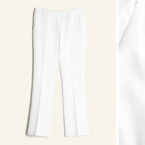 Vita kostymbyxor - Eleganta vita kostymbyxor med en klassisk bootcut passform. Perfekta för en stilren look. Byxorna har en lowwaist design och är tillverkade i ett lätt och bekvämt material. de är endast använda en gång