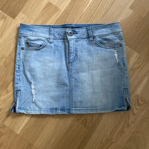 Jeanskjol - Jättefin jeanskjol från only i storlek w29