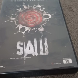 Saw 1-7 The Complete Collection - Säljer en komplett DVD-samling av Saw 1-7. Boxen innehåller alla filmer i den ikoniska skräckserien med Jigsaw. Perfekt för skräckfilmsentusiaster som vill ha hela samlingen i ett paket. Innehåller både original och oklippta versioner.