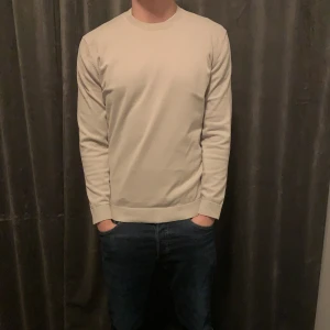 Massimo Dutti pullover - Riktigt snygg Massimo Dutti pullover i färgen ljusgrå, inga defekter eller slitage, väldigt bra skick!